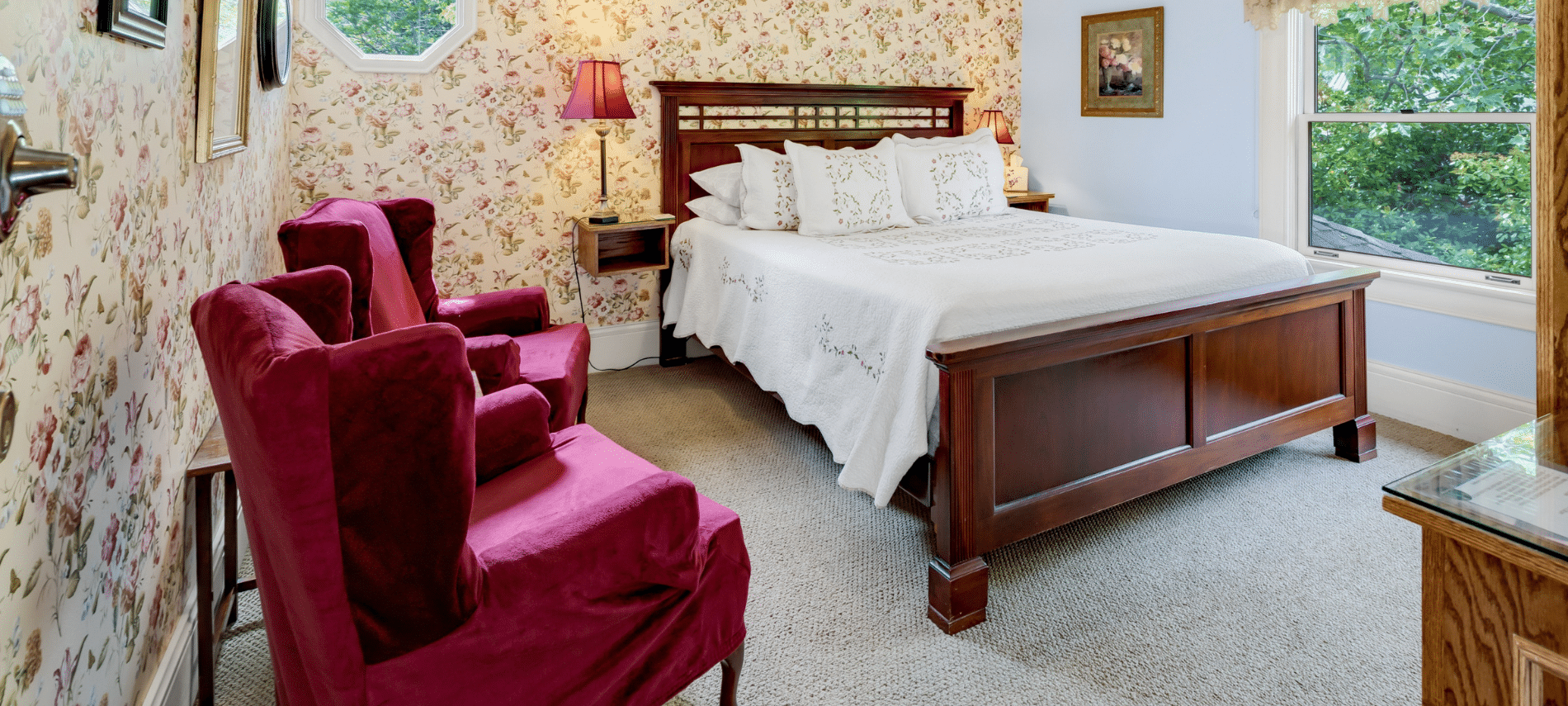 Abigail Adams with its King Bed and Bathroom en suite