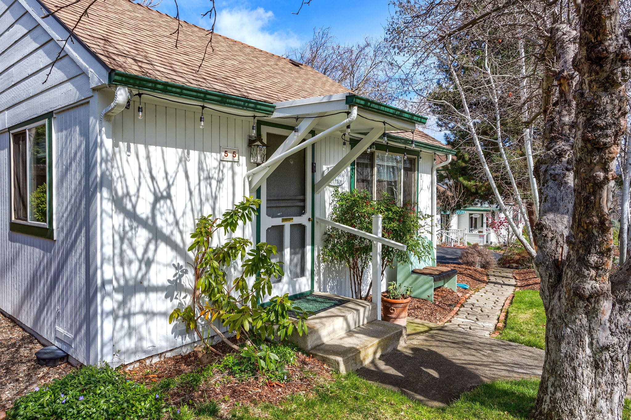Abigail's Two Bedroom Private Self Catering Cottage in Ashland Oregon