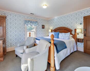 King bed room with bathroom en-suite in blues and cream